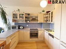 Z bývacíh pkje je vstup na prstrnu ldžii (4,20m2) s velmi krásným výhledem na kuzelné Medlánky. K bytu náleží zděný sklep celkvé plše 2,10m2.