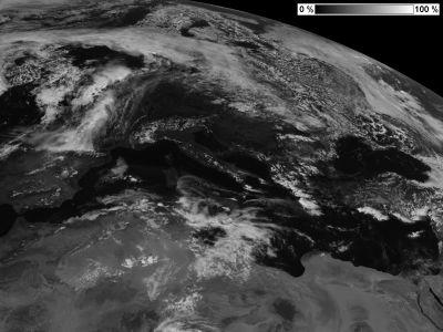 Obr. 1: Snímek pořízený družicí MSG ve spektrálním kanále VIS 0,6 (http://www.chmi.cz/meteo/sat/, 2009) Obr. 2: Snímek pořízený družicí MSG ve spektrálním kanále VIS 0,8 (http://www.chmi.cz/meteo/sat/, 2009) Zcela jiná situace nastává při zobrazení v kanále NIR 1,6 (Obr.