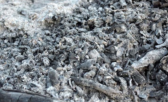 b. Drevený popol čistý popol zo spaľovania drevín sa dá využiť aj v záhradníctve, dlhodobé používanie znižuje PH v pôde a mení jej zloženie, pôda zmeny ph -