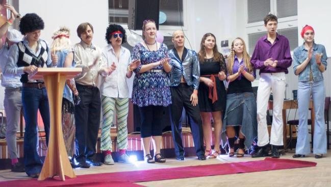 Hrou roku se stala Taková normální rodina (Rozum, Broňa, Myc-hal, Špunt), která se rolovým pojetím blížila larpu a provedla účastníky kurzu Hrdina