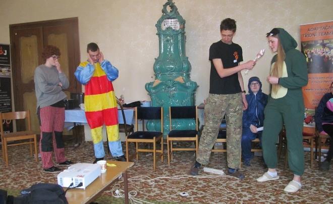ADAPTAČNÍ KURZY A TŘÍDNÍ TEAMBUILDINGY Od roku 1990 vzniká v naší republice myšlenka pořádání vstupních kurzů tzv.