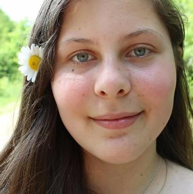 Nárazově pomáhám na nejrůznějších akcích (karneval, M*A*S*H, Stínadla, čajovny, RVVZ ) a již několik let zaštiťujeme pomoc pro Ukrajinu. 3. Na Halahoji mě baví jeho neutuchající energie a elán.