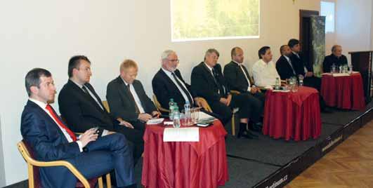 Moderátor XX. Sněmu lesníků Jakub Železný a účastníci panelové diskuse Patrik Mlynář, Daniel Szórád, Jiří Oliva, Pavel Draštík, Petr Jelínek, Jaromír Bláha, Vít Zgarba, Michal Teraz a Zdeněk Domes.