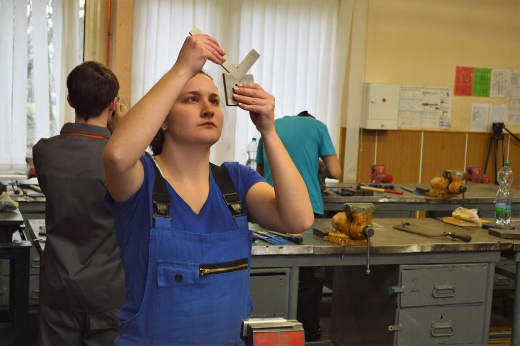 Šárka Pokorná vítězka krajské soutěže Kovo Junior 2017 pro obor strojní mechanik, pořádalo