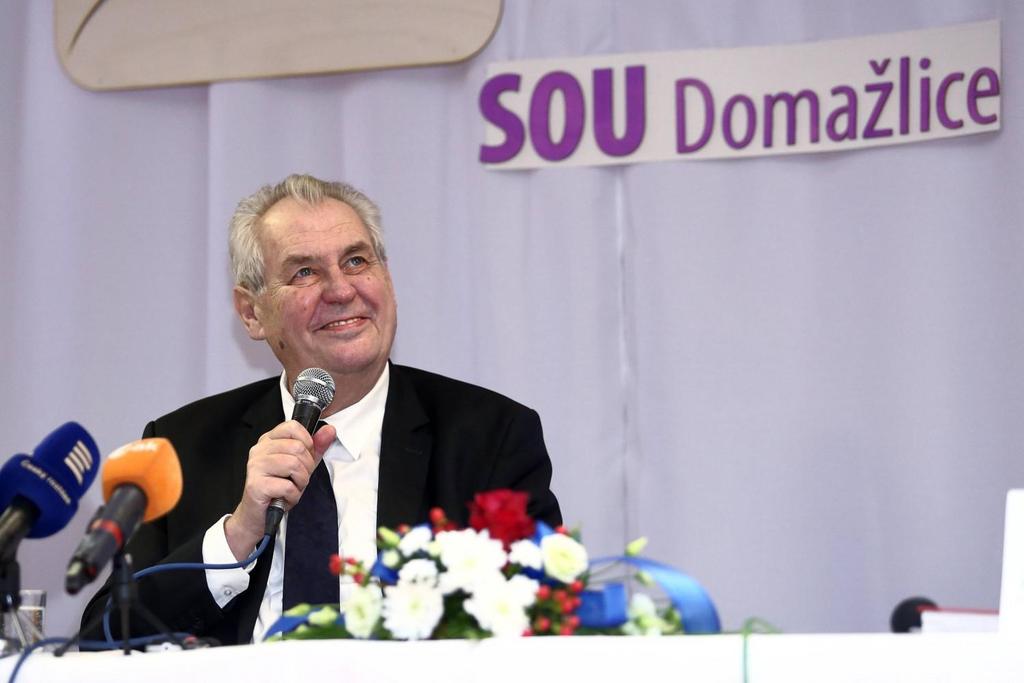 Prezident republiky Miloš Zeman při debatě se žáky