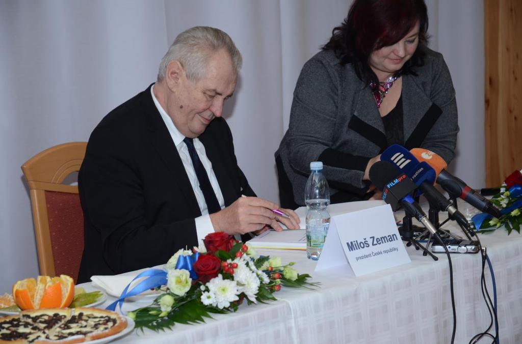 Prezident republiky Miloš Zeman se podepisuje do pamětní knihy Středního odborného učiliště Domažlice. Prezident republiky Miloš Zeman ukazuje pěšce.