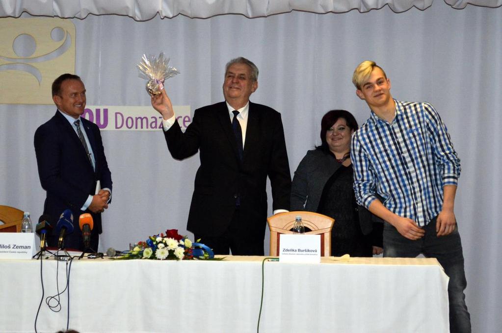 prezidentovi popelník s věnováním vyrobený z