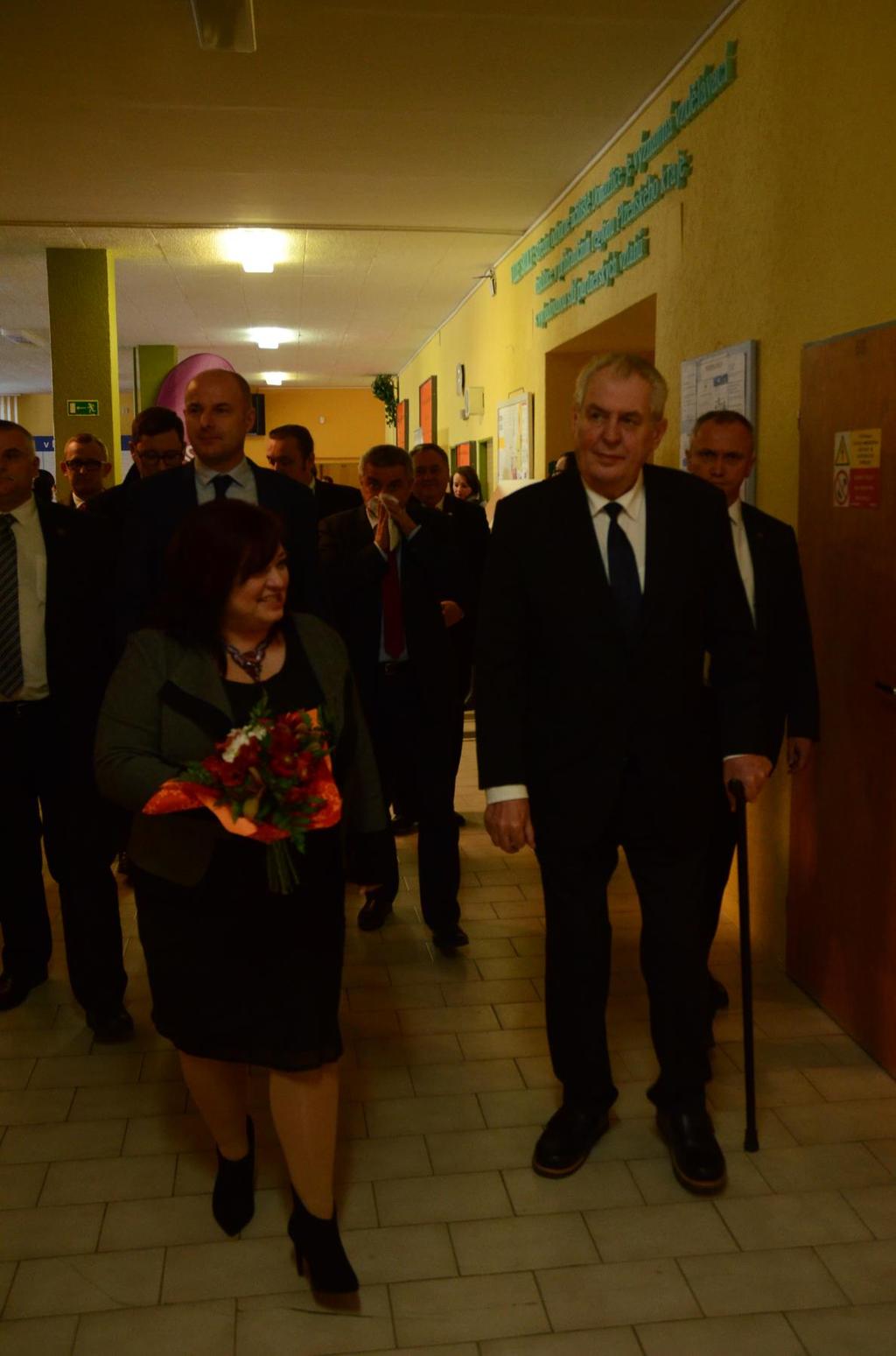 Prezident republiky přichází k učebně,