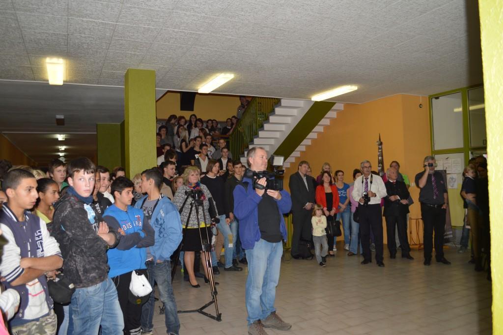 Žáci ze základních škol sledují vystoupení