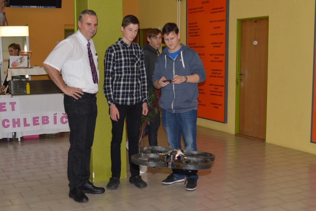 Prezentace elektrooborů na DOD 14.-16.11.2016, ukázka dronu.