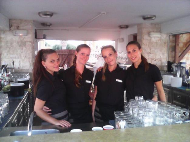 Působili zde v různých pracovních pozicích (barman, číšník, recepční, bagážista) čtyři měsíce v mezinárodním hotelovém prostředí, ve kterém jako hlavní řeč dominuje angličtina.