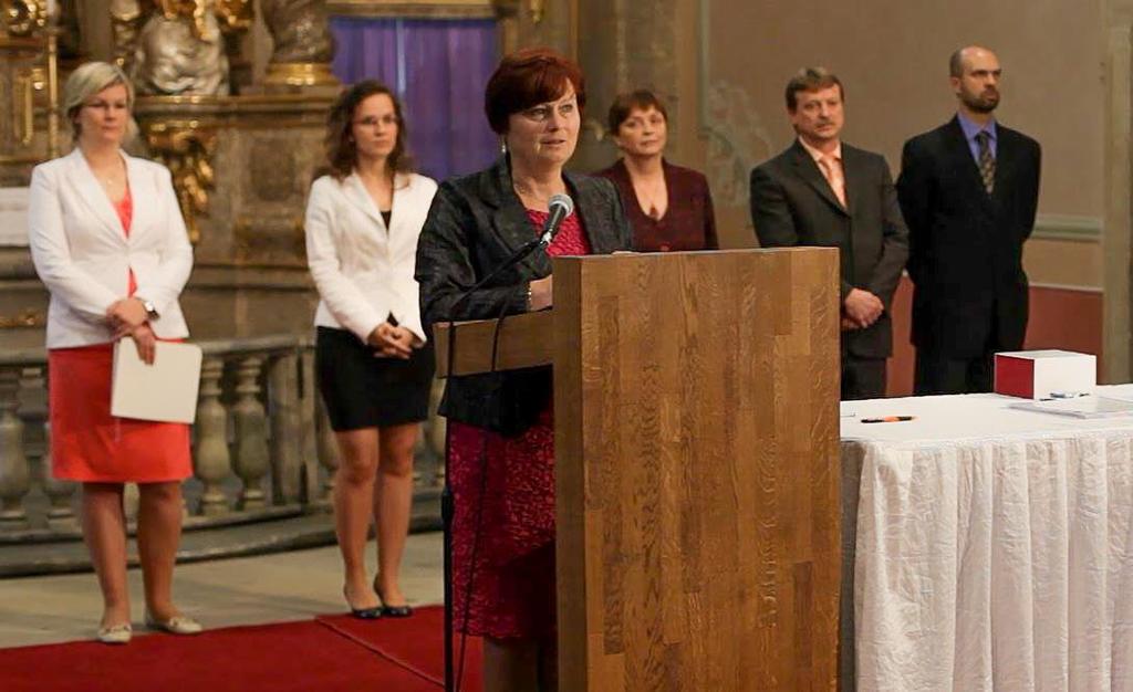 7. MATURITNÍ ZKOUŠKY Ve školním roce 2013/2014 studovalo v posledních ročnících denního i dálkového studia 99 žáků a posluchačů. Tři studenti ze třídy 4. H a dva studenti třídy 4.