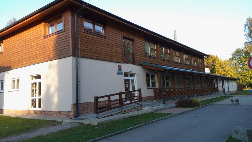 Základná škola s materskou školou, Stará Bystrica 680 Š k o l s k ý v z d e l á v a c í p r o g r a m Usilovná včielka" Názov ŠkVP: Usilovná včielka Stupeň vzdelania: Predprimárne vzdelanie Dĺžka