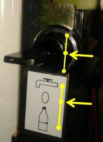 Postup dezinfekce vodních cest nástrojů Příprava dezinfekce: Připravte si láhev s dezinfekčním roztokem (A), naplňte jí přípravkem (B) Otevřete dveře pľuvátkového bloku Pokud je souprava vybavená