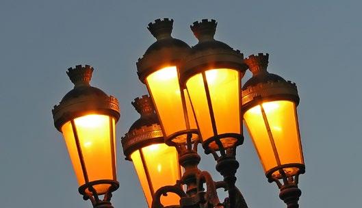 2. Veřejné osvětlení a specifika 2.1. Veřejné osvětlení Veřejné osvětlení (VO) je veřejnou službou, která je poskytována občanům zdarma a zahrnuje osvětlení veřejných komunikací a prostranství.