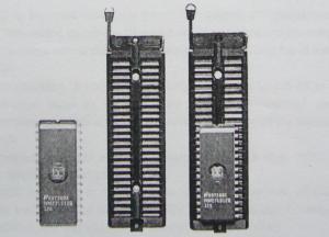Vložení čipu DIP: Tyto obvody jsou vloženy tak aby spodní hrana obvodu byla shodná se spodní hranou objímky a značka na hraně obvodu směřovala směrem nahoru.