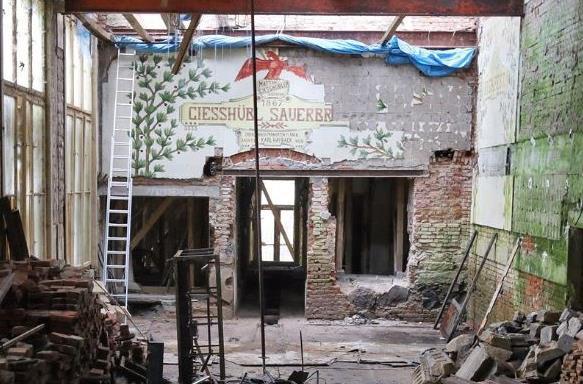 Červen srpen : Pokračuje se v odstraňování novodobých konstrukcí a cementových omítek.