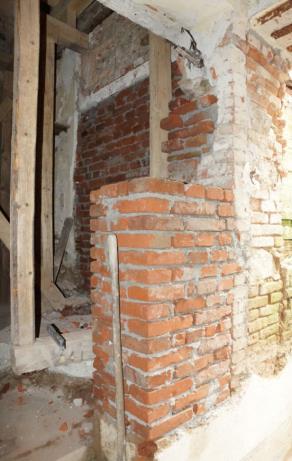 řádně zpevnilo. Obnově narušených stropních konstrukcí předcházelo podepření provizorní výdřevou.