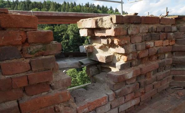 materiálu a původních tesařských spojů