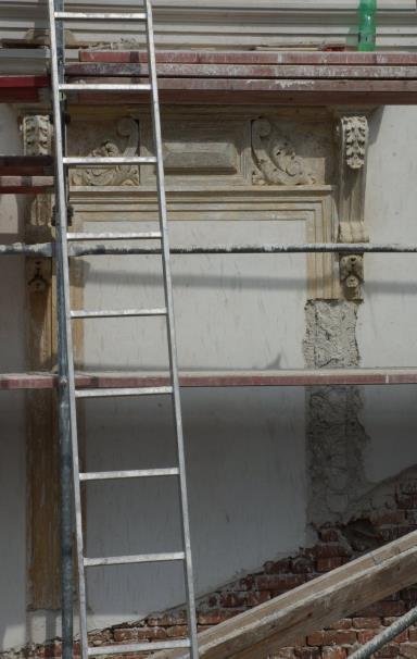 Poškozené štukové byly postupně