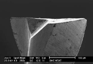 Obr. 2: srovnání 6mm nástroje a nástroje o průměru 0,2 mm, vpravo geometrie nástroje Dnešní možnosti výroby nástrojů jsou značně široké a běžně dostupné jsou nástroje o průměrech v řádu desetin mm,