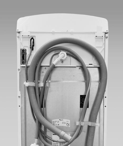Pripojenie prívodnej hadice 1. Opatrne naskrutkujte prívodovú hadicu k ventilu na zadnej stene práčky ( A ); druhý koniec hadice naskrutkujte k prívodnému ventilu vody rukou. 2.