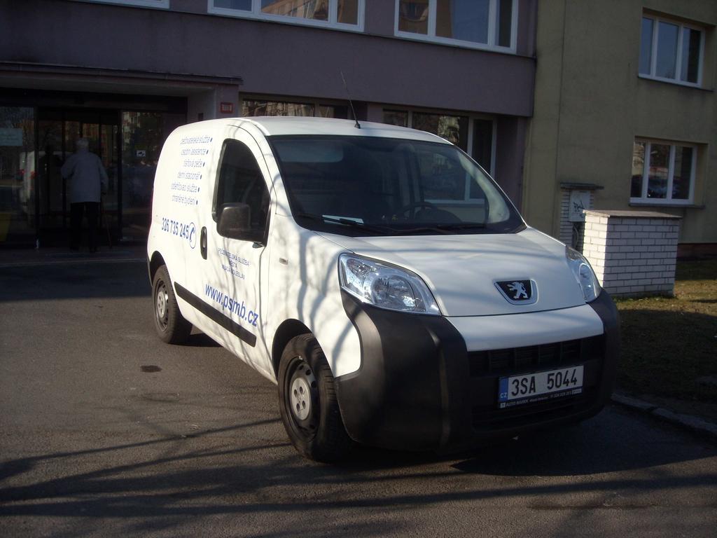 Peugeot Partne r zajišťuje dopravu pečovatelky na ranní péči ke klientům v Mladé Boleslavi, Hrdlořezích, Čisté dále rozvoz obědů v Mladé Boleslavi.