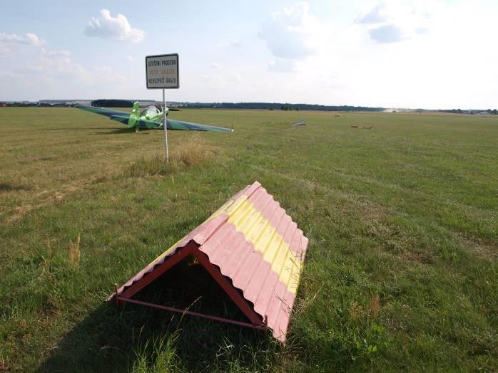 lomu hranice narazil, byla umístěna tak, že delší strana byla orientována ve směru RWY 16/34 a z pohledu pilota pojíždějícího podél pravého okraje RWY 34 byl viditelný trojúhelníkový rám konstrukce,