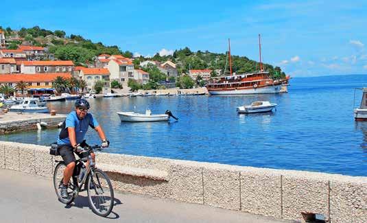 CHORVATSKO OSTROV KORČULA JEDEN Z NEJKRÁSNĚJŠÍCH NOVĚ HOTEL U MOŘE TRAJEKTY DUBROVNÍK CESTOU TRANZITNÍ HOTELY Kromě pláží u blankytně modrého moře nabízí Korčula také krásné trasy na kole.
