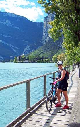 LAGO DI GARDA OKOLÍM JEZERA PO CYKLOSTEZKÁCH NOVĚ PENZION BAZÉN ITÁLIE K návštěvě nás zve krásná krajina s příjemným středomořským klimatem, v jejímž centru leží největší severoitalské jezero Lago di