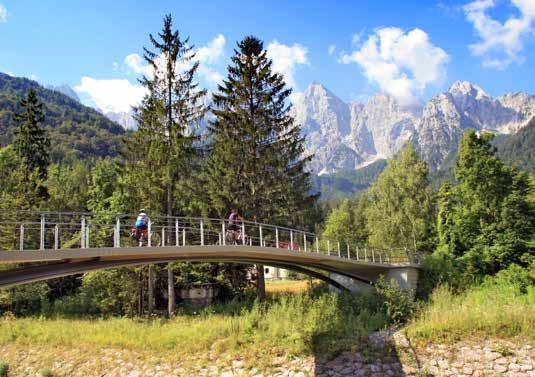 Slovinsku, v oblasti Kranjské Gory s cyklostezkou po zrušené železnici, která nás dovede do romantické krajiny severovýchodní Itálie kolem Tarvisia. To je oblast velmi výhodná pro výlety na kolech.