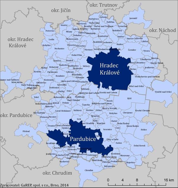 statut města. Svou rozlohou zasahuje především do okresů Hradec Králové, Pardubice a částečně do blízkého okresu Chrudim. Z dalších okresů do území zasahují již pouze města Týniště nad Orlicí (okr.