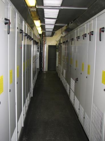 protože při jejich činnosti vzniká nadměrné odpadní teplo. Obr. 6.6 Měniče kmitočtu ABB, typ ACS 600 MultiDrive.