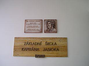 PAMĚTNÍ DESKA KPT. RUDOLFU JASIOKOVI Evidence válečných hrobů: Moravskoslezský, Havířov, Havířov, číslo VH: CZE-8108-30235 Autor: Jaroslava Rybová Rok: 2007 Místo: v interiéru Základní školy na ul.