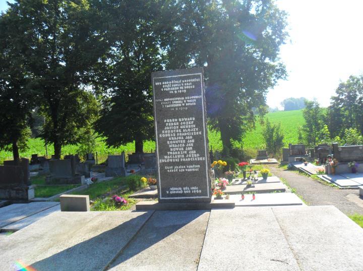 NÁHROBEK ZASTŘELENÝM HORNÍKŮM U DOLU BARBORA Válečný hrob dle zákona č. 122/2004 Sb.