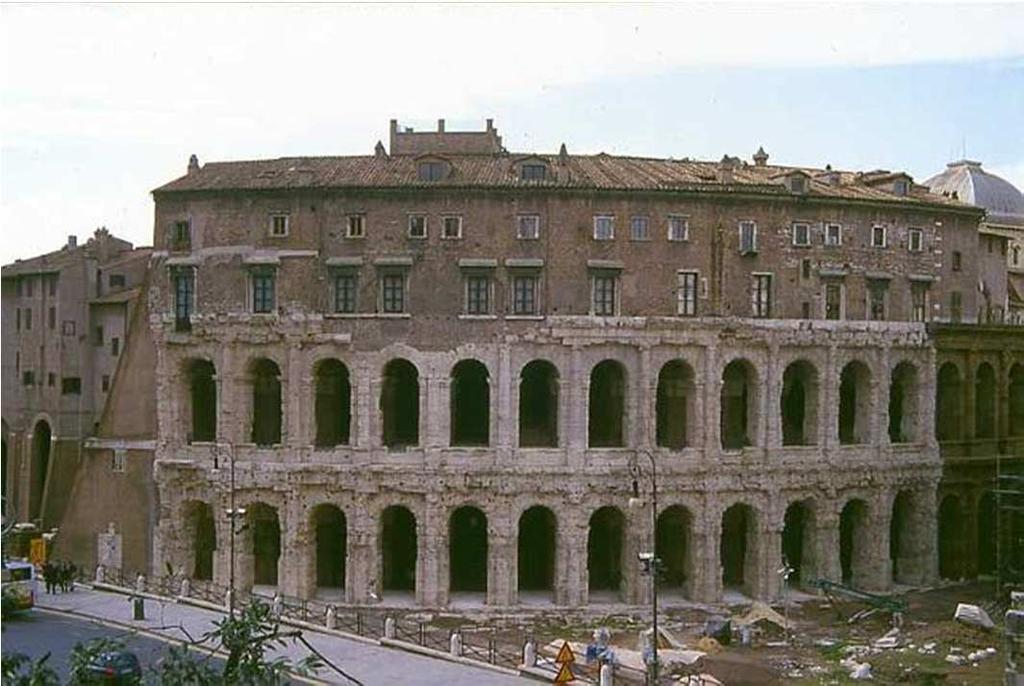 Pompeiovo divadlo je největší římské divadlo, vešlo se do něj 25 000 diváků.