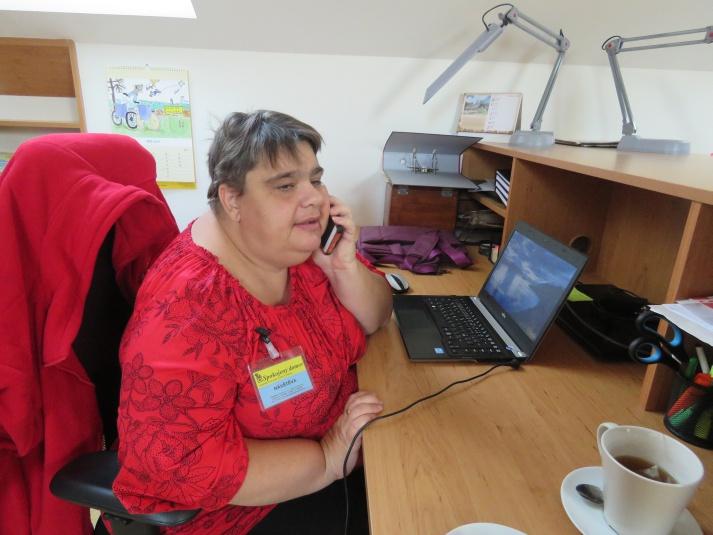 spolupráce s našimi spřízněnými organizacemi i jednotlivci. Za všechny jmenujme například slovenskou organizaci Seniorka, n. o., herce Václava Knopa či vozíčkáře Jiřího Fleknu, který tvoří kreslený humor.