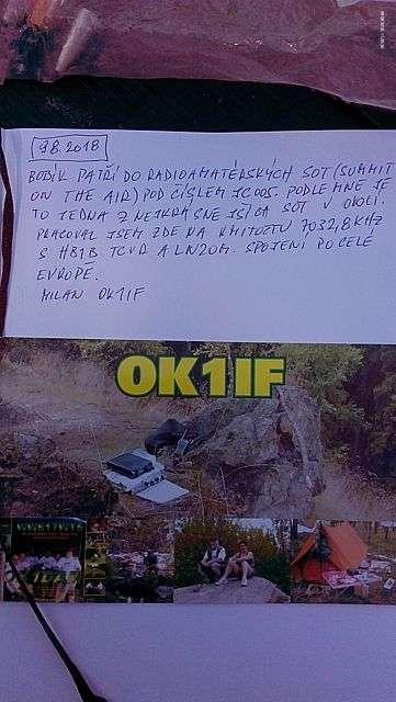 nedorazil a tak jsem se tady i nasvačil. Prohlížel jsem si i vrcholovou knihu. Měl jsem zde několik zápisů. Bohužel ta stará tu už není. Zanechávám zde alespoň QSL lístek.