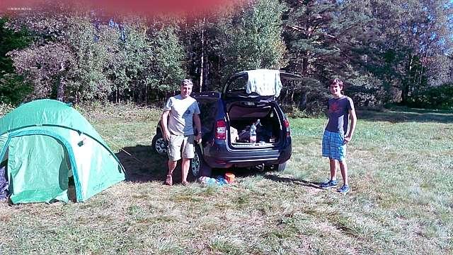 nástupiště. Vzpomínám, co by na to říkal můj táta. Nepamatuji, že by někdy přišel do práce pozdě, či že by na lokomotivě usnul. Nakonec se přeci jenom dostávám zpět do tábora.