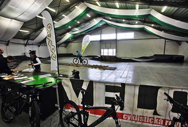 Základ dráhy tvořil modulární pumptrack od