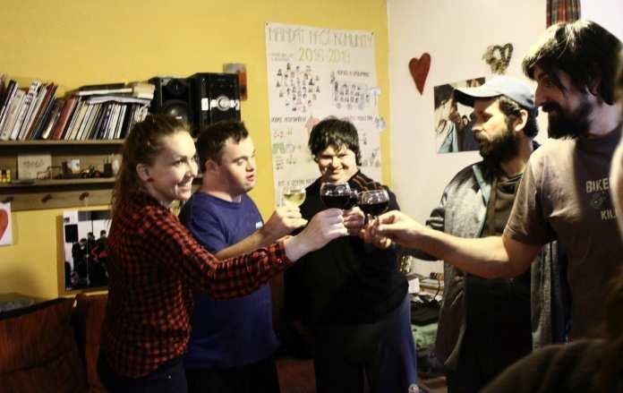 Členská schůze zejména rozhoduje o změnách stanov komunity, dlouhodobých cílech komunity, schvaluje výsledek hospodaření komunity za