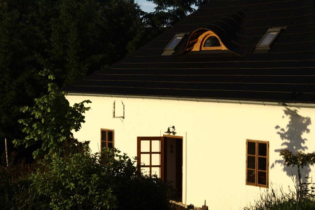 Sociální služby CHRÁNĚNÉ BYDLENÍ Posláním chráněného bydlení je žít a pracovat s dospělými lidmi s lehkým až středně těžkým mentálním postižením, podporovat naplňování jejich potřeb a práv a