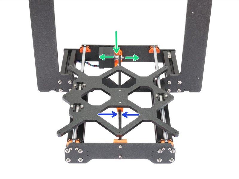 Step 35 Zarovnání řemene osy Y Zkontrolujte, že je řemen umístěn na středu tiskárny. Spodní a vrchní část řemene by měly být rovnoběžné (nad sebou).