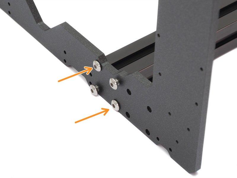 Ujistěte se, že používáte správné otvory, viz druhý obrázek. Pro spojení rámu a extruzí použijte šrouby M5.