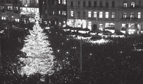 Například strom pro Staroměstské náměstí v Praze nejenže v tu dobu ještě nesvítil, ale ještě nebyl ani pokácený.