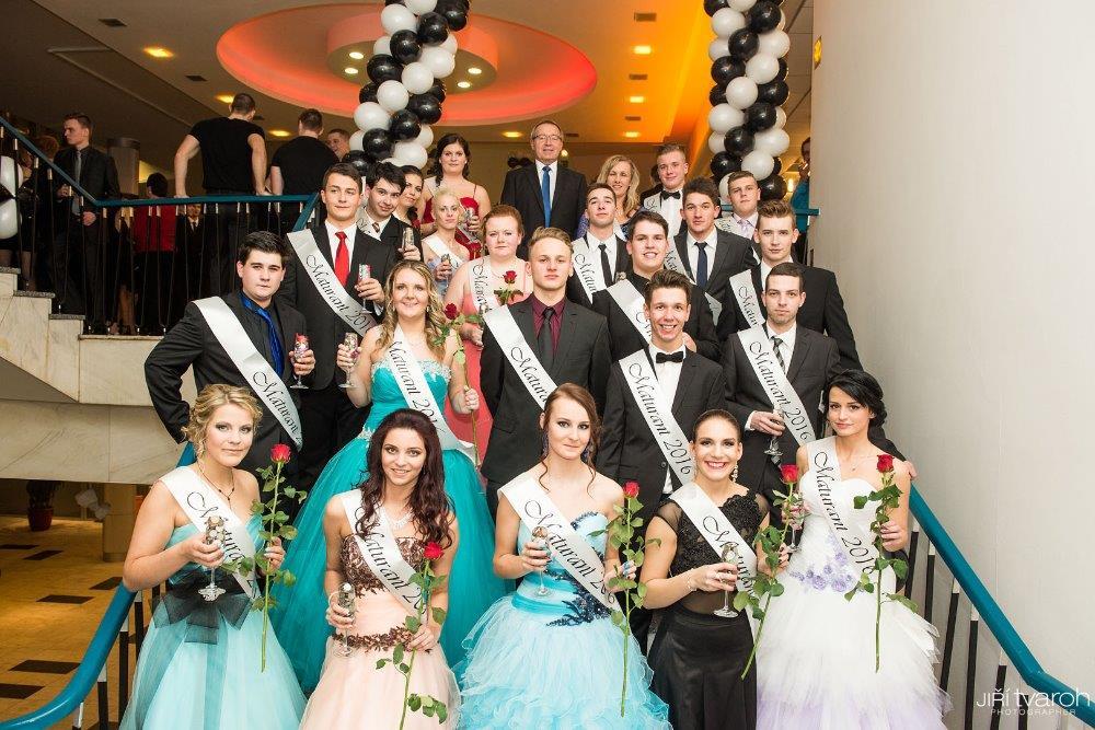 MATURITNÍ PLES Zpracoval: Lukáš Podhradský, D4b Dne 7. 1. 2016 se konal maturitní ples třídy D4b zde v Kulturním domě Metropol. Přípravy na maturitní ples byly dlouhé a místy i složité.