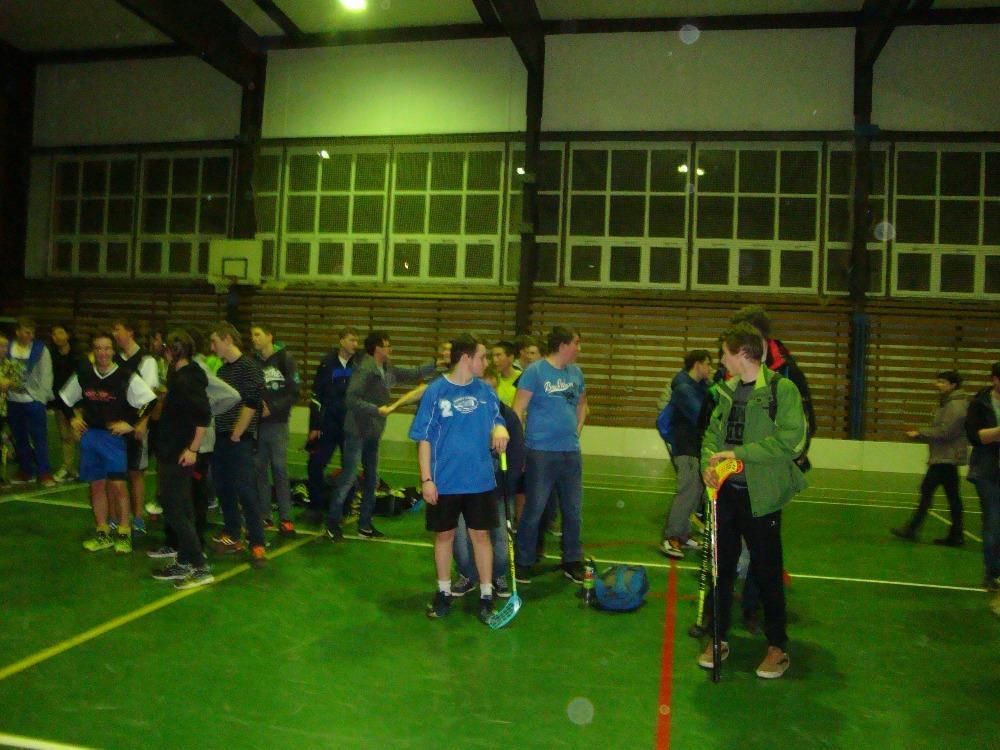 zdarma. Každý student si vybíral knihu podle svého vkusu, já si vybral učebnici angličtiny a knihu s válečnou tematikou Nebeští jezdci.