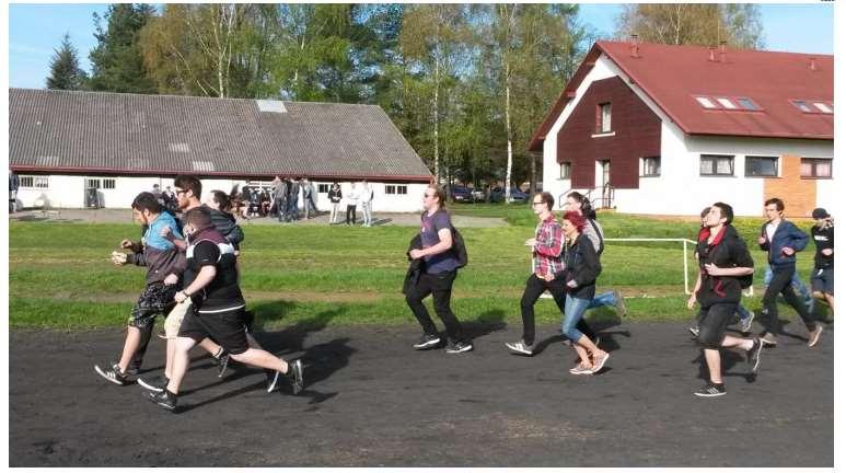 účastníci při samotné akci předávání sbírky Ondrovi Na škole též pracoval