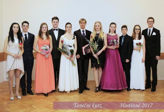 Děkujeme všem, kteří přinesli krabici nebo věci do ní, a děkujeme studentkám ze střední odborné školy, které většinu krabic nadepsaly, zabalily a poté odnesly na městský úřad.