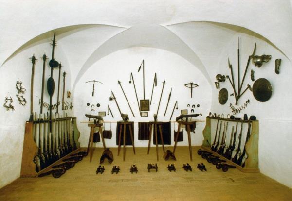 Interiér Buchlova Ve zbrojnici se nacházely různé zbraně z doby husitské.